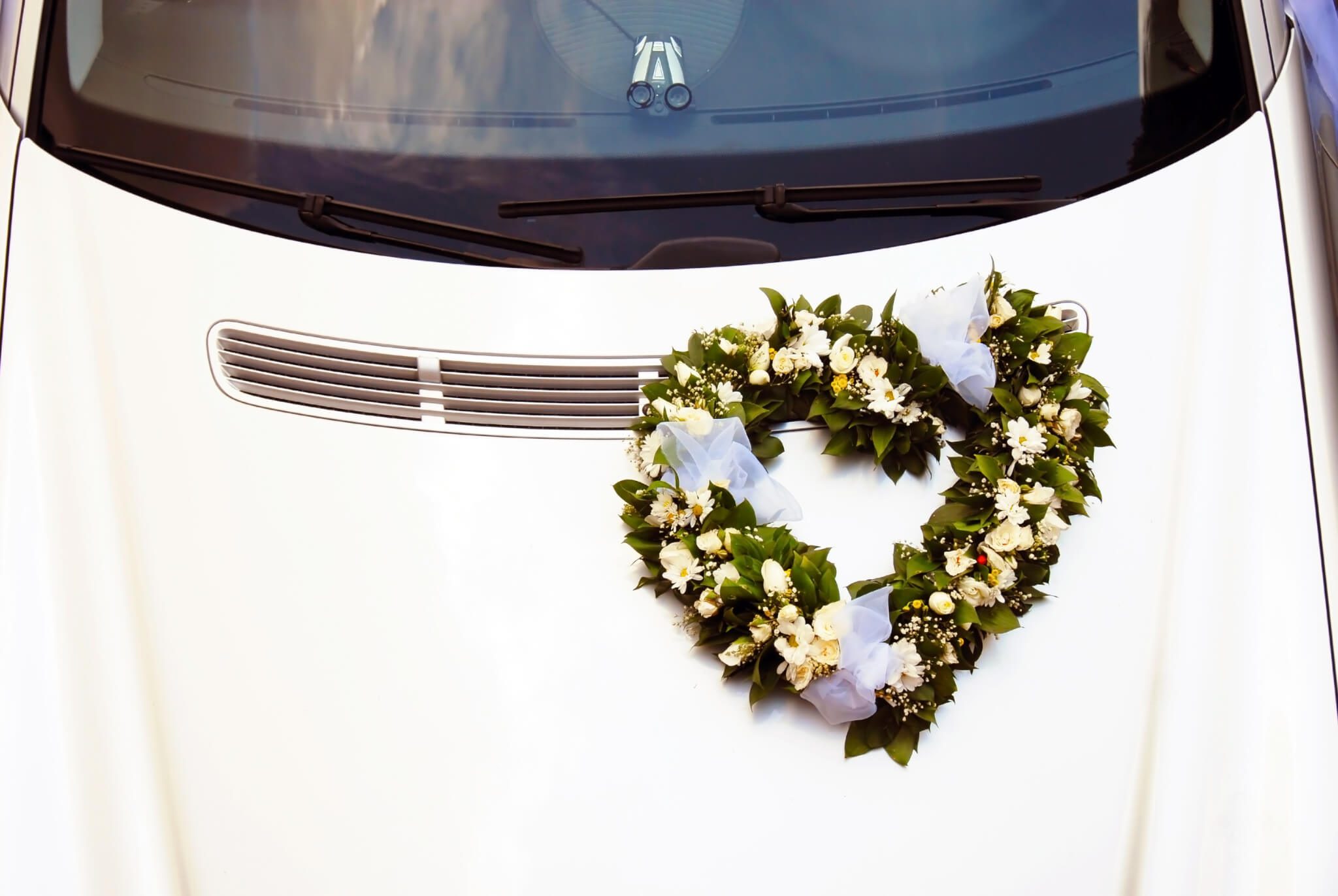 Hochzeitsauto mit weißem Blumenherz