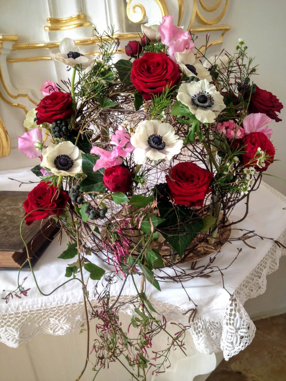 Altarschmuck mit roten und weißen Blumen