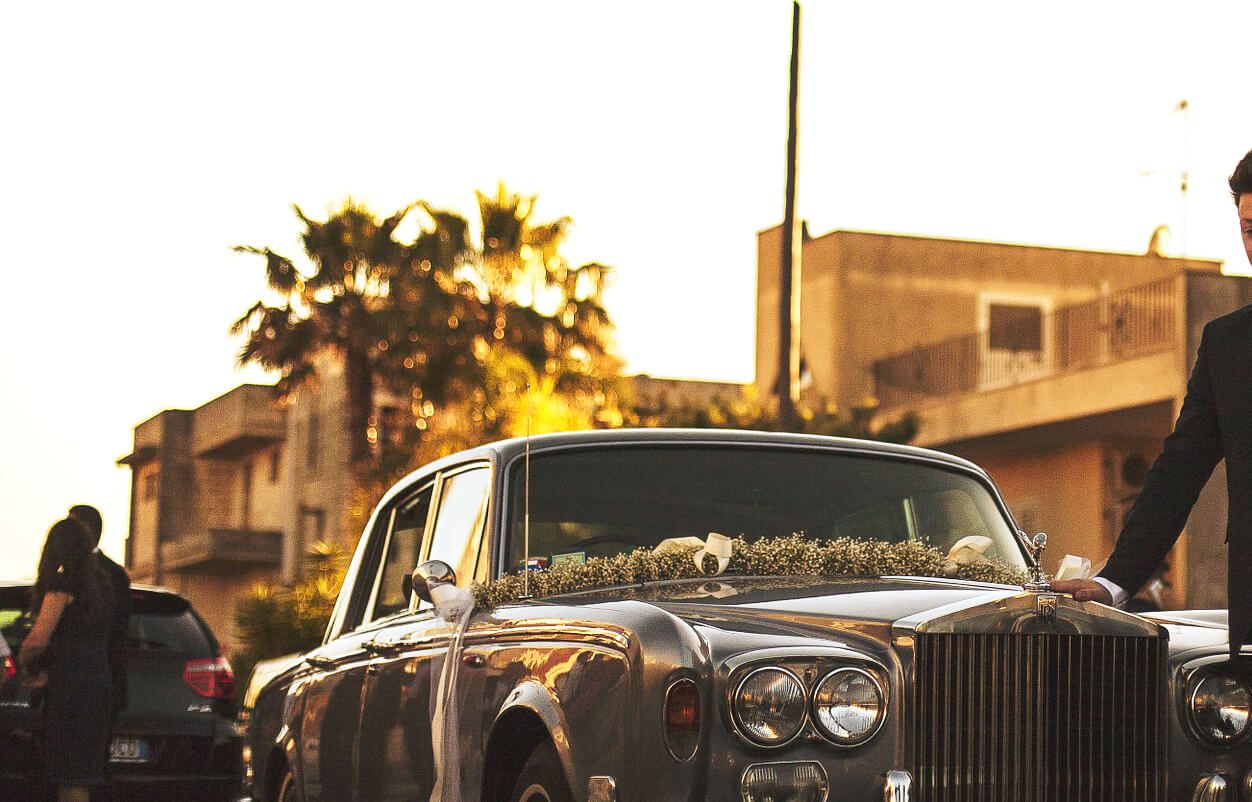 Blumengirlande auf einem Oldtimer-Hochzeitsauto