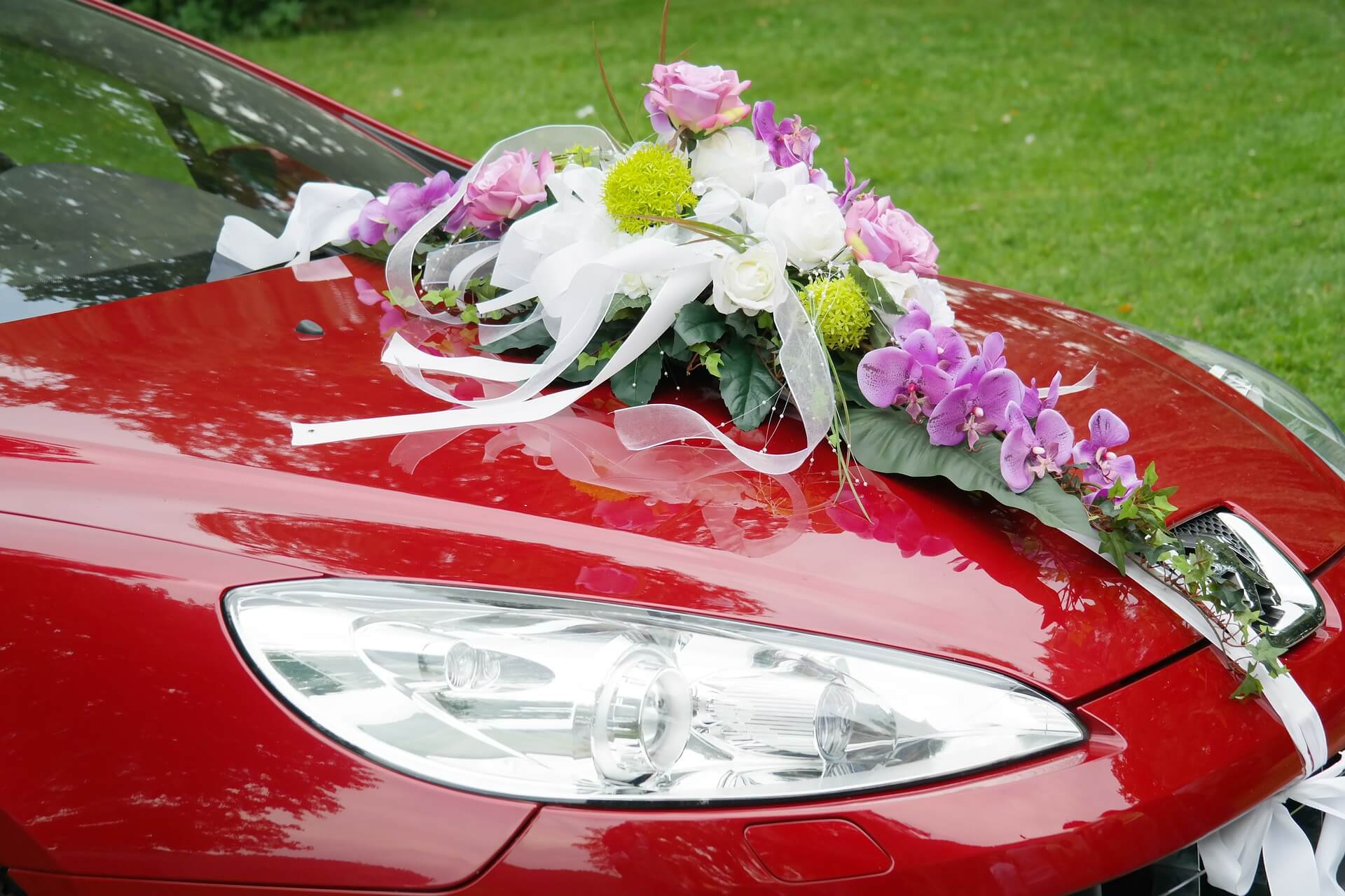 Hochzeitsautoschmuck mit Orchideen