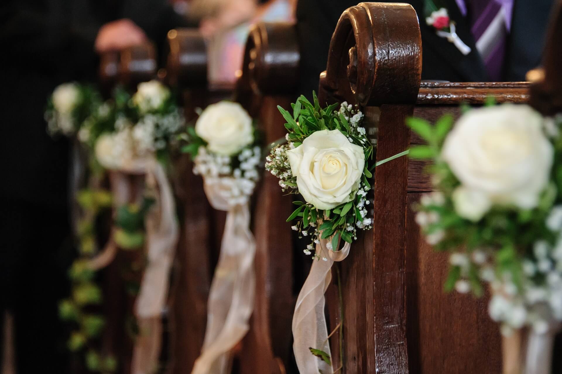 Kirchenbanksträuße mit weißen Rosen