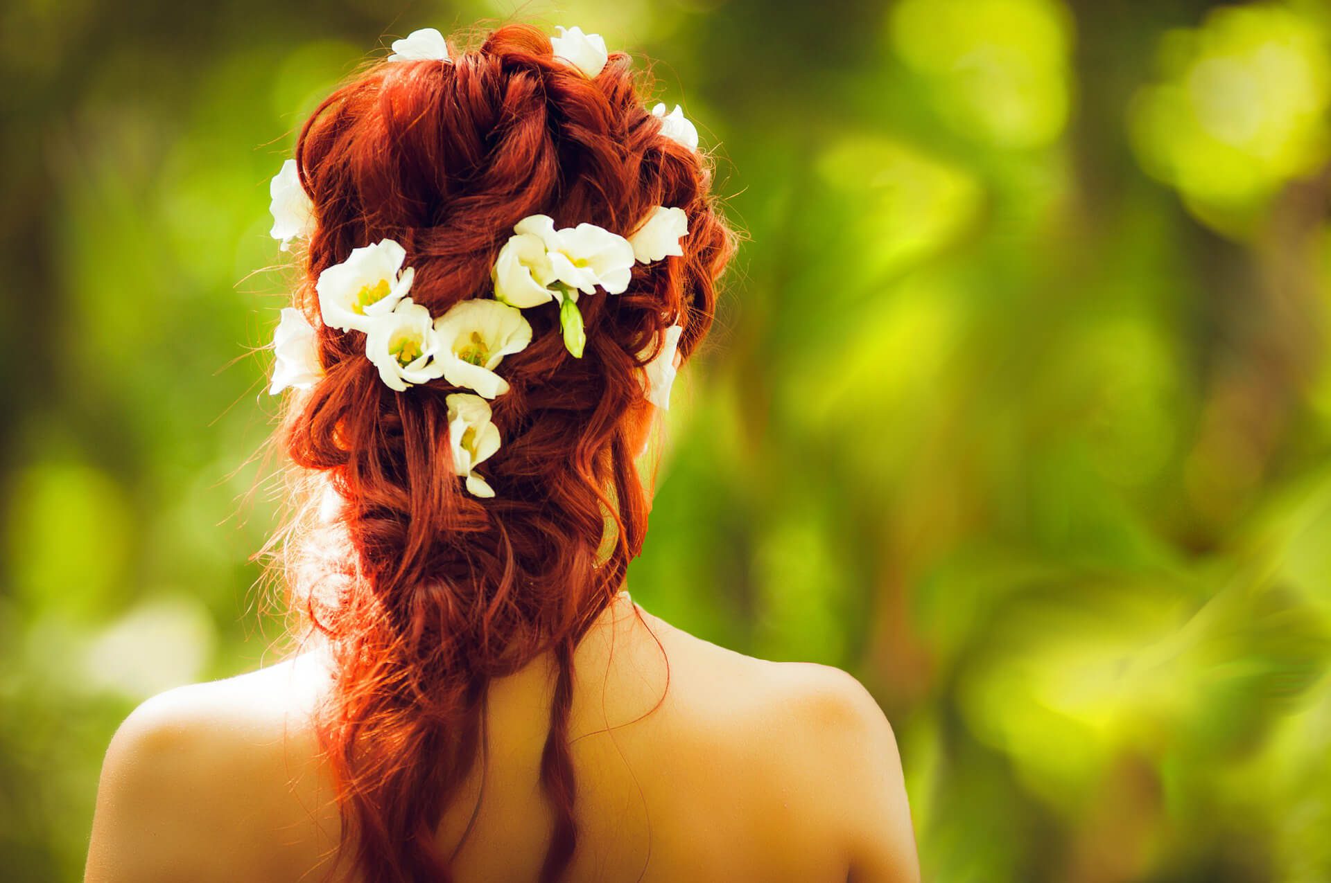 Blumen im Haar einer Braut