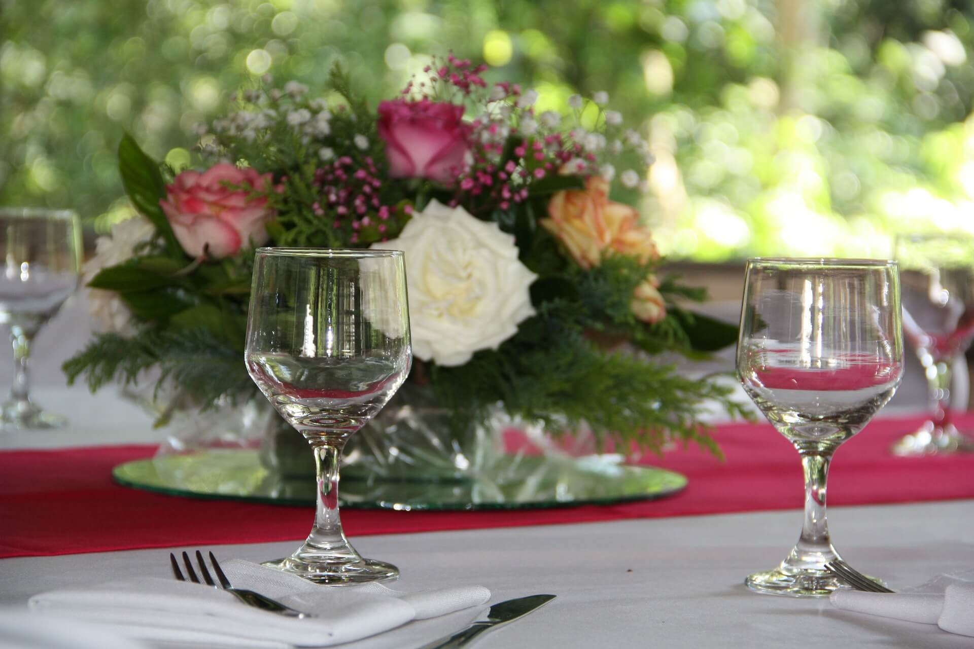 Rundes Tischgesteck mit Rosen