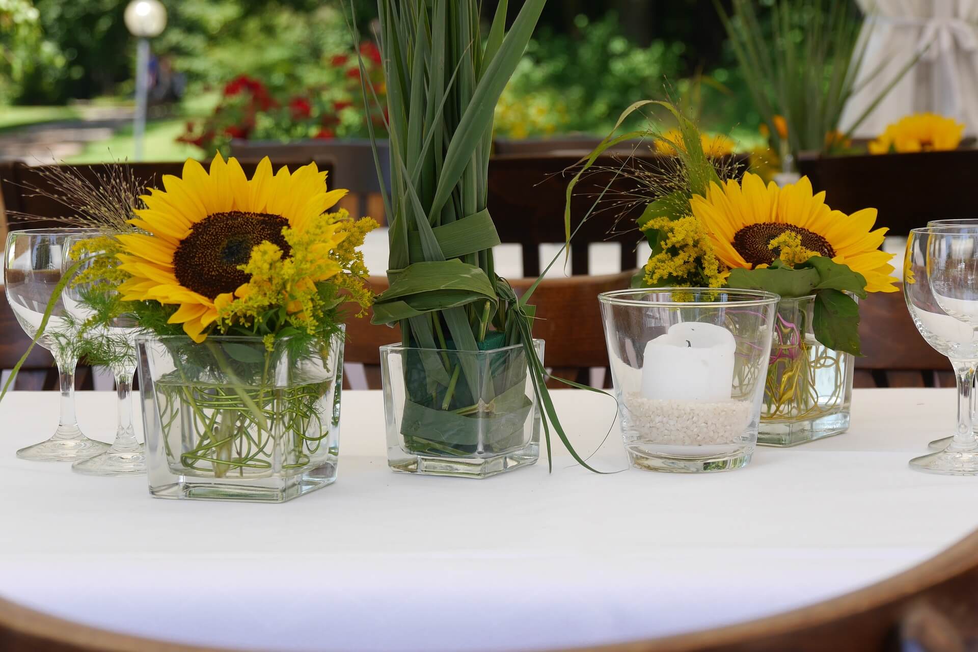 Tischdekoration mit Sonnenblumen