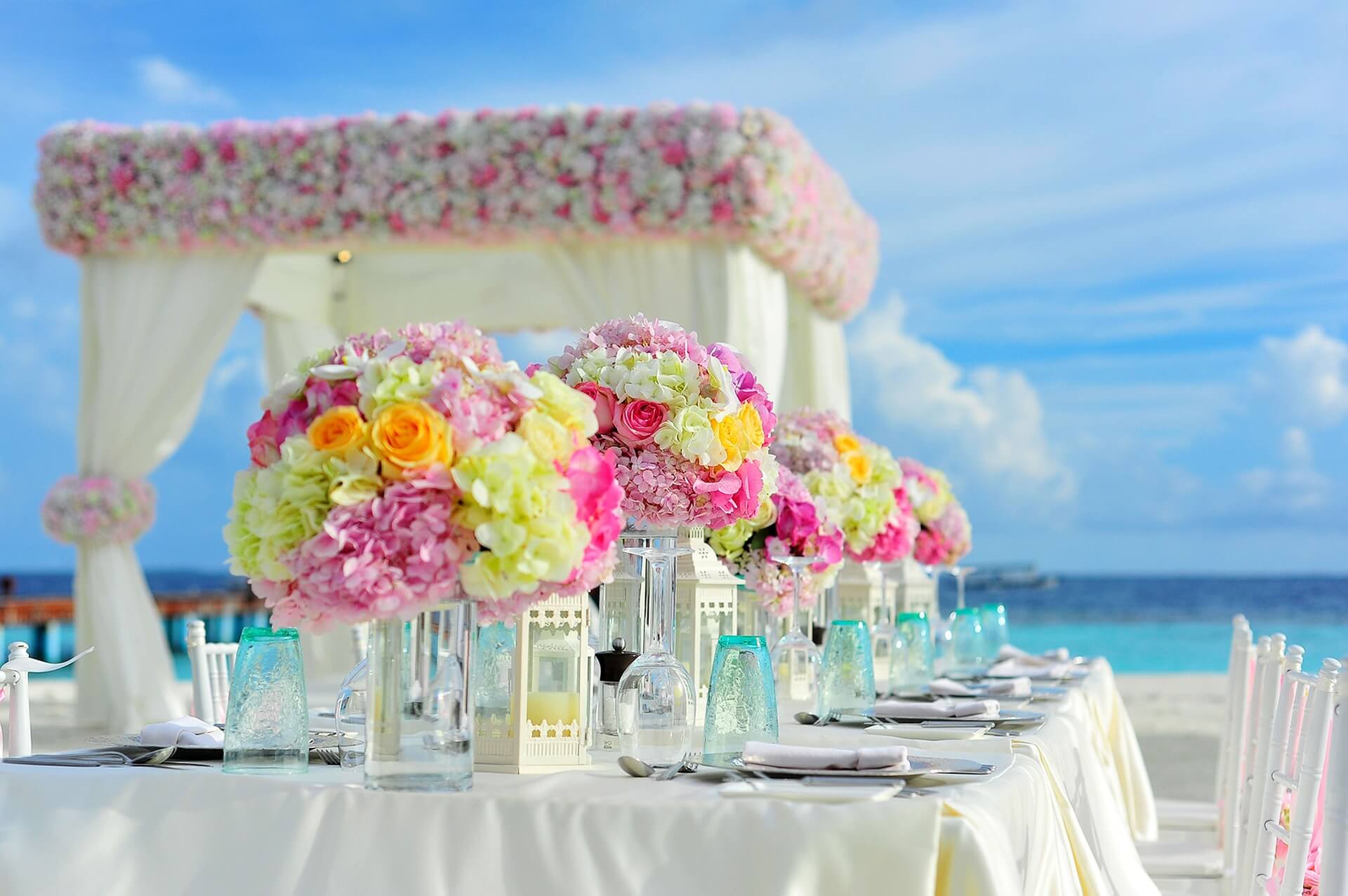 Blumige Tischdekoration für eine Hochzeit im Freien