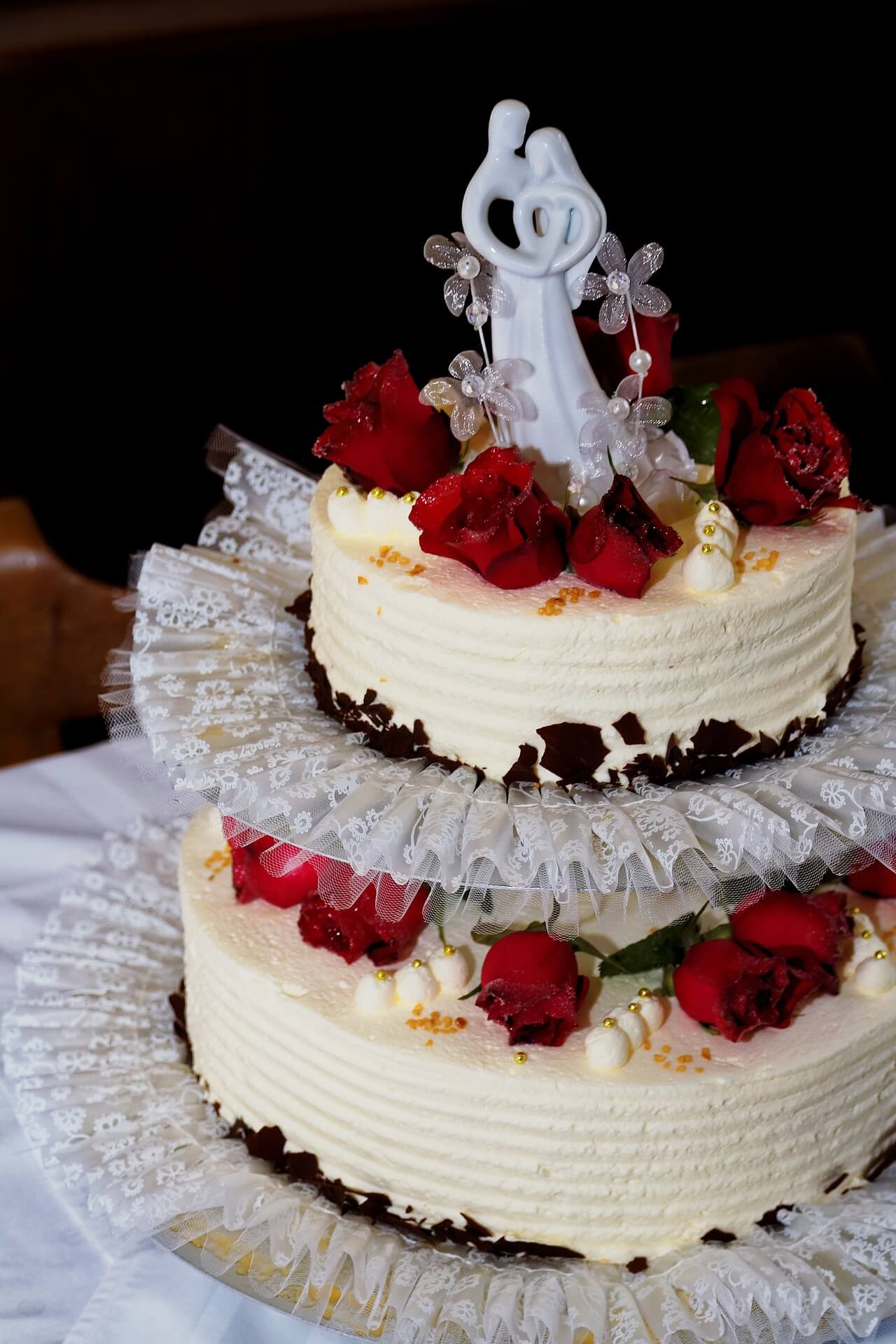 Hochzeitstorte mit echten Blüten