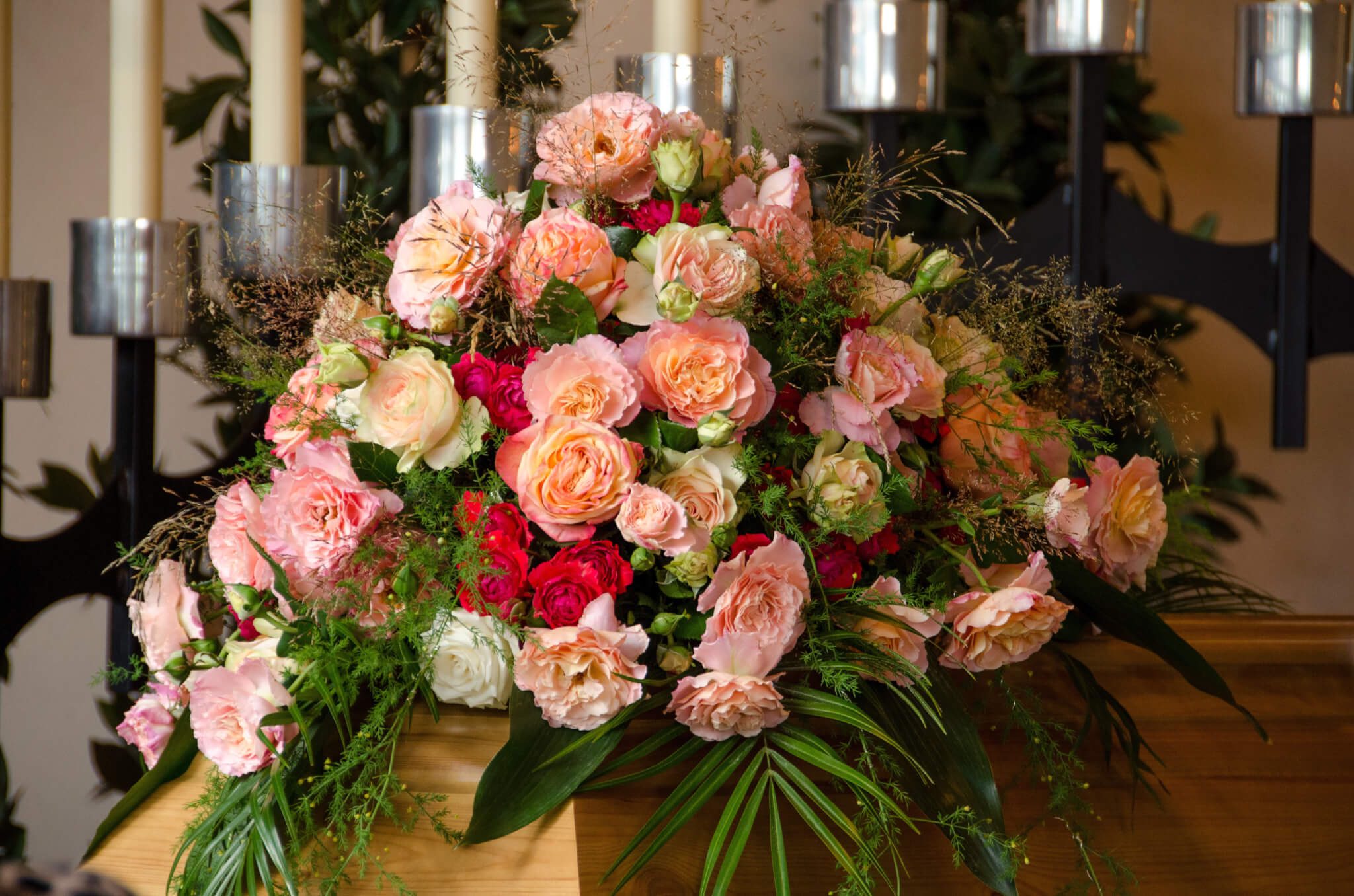 Sargschmuck mit Rosen