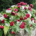 Sarg-Gesteck mit roten Rosen