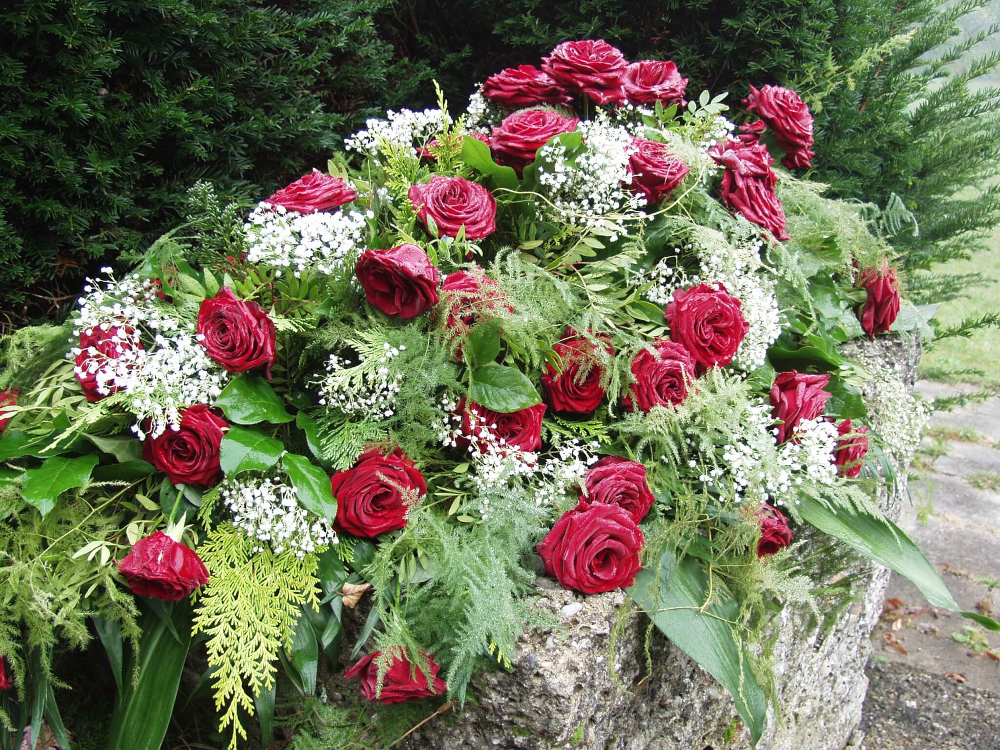 Sarg-Gesteck mit roten Rosen